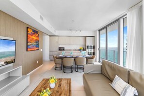 TV, offices - Luxury Corner Penthouse with Ocean and City Views (Hollywood)