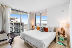 2 bedrooms, desk, iron/ironing board, WiFi - Luxury Corner Penthouse with Ocean and City Views (Hollywood)