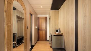 Suite Deluks, balkon, pemandangan kebun | Seprai premium, bantalan ekstra lembut, minibar, dan brankas