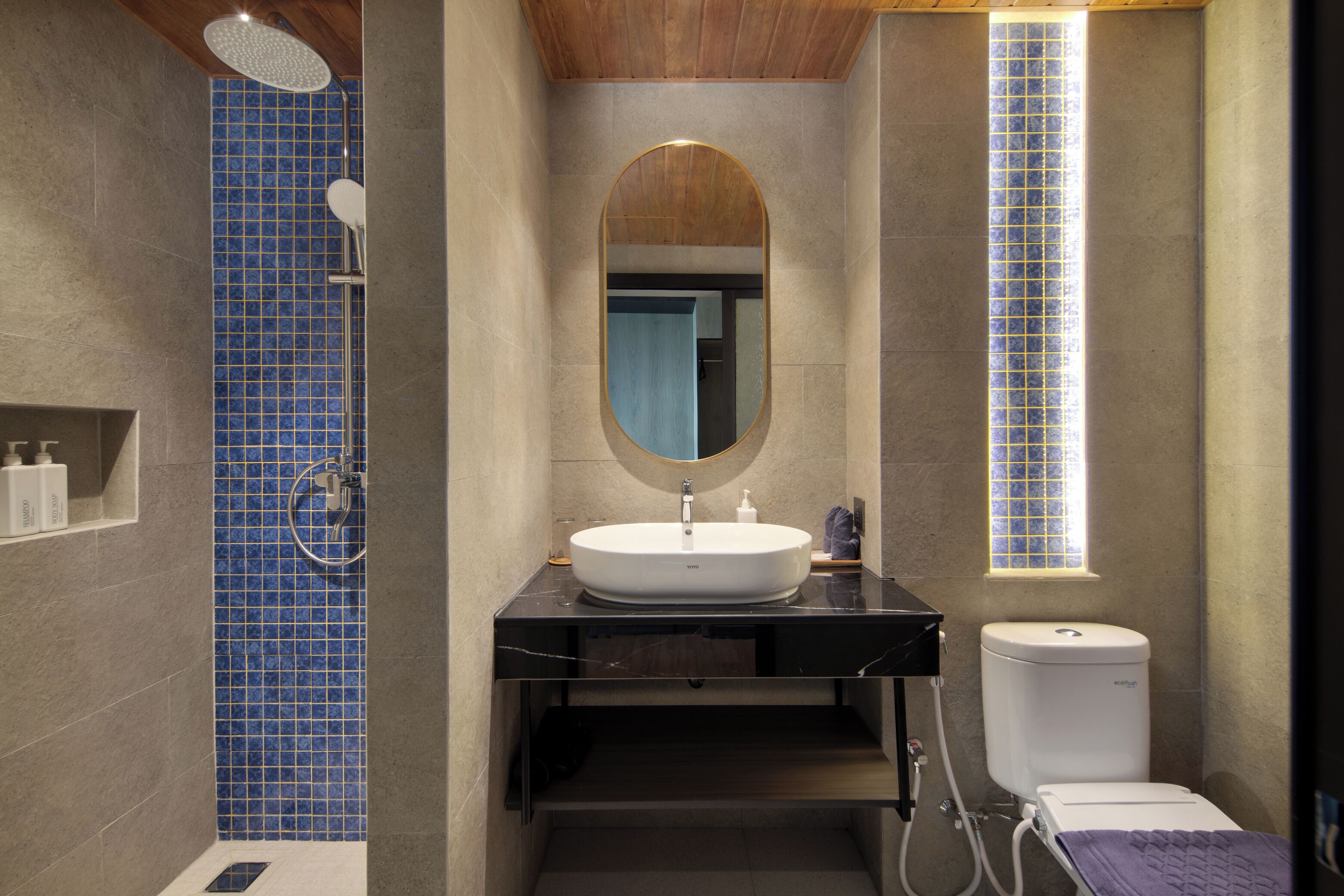 Deluxe-Suite, Balkon, Gartenblick | Badezimmer | Kostenlose Toilettenartikel, Haartrockner, Hausschuhe, Bidet