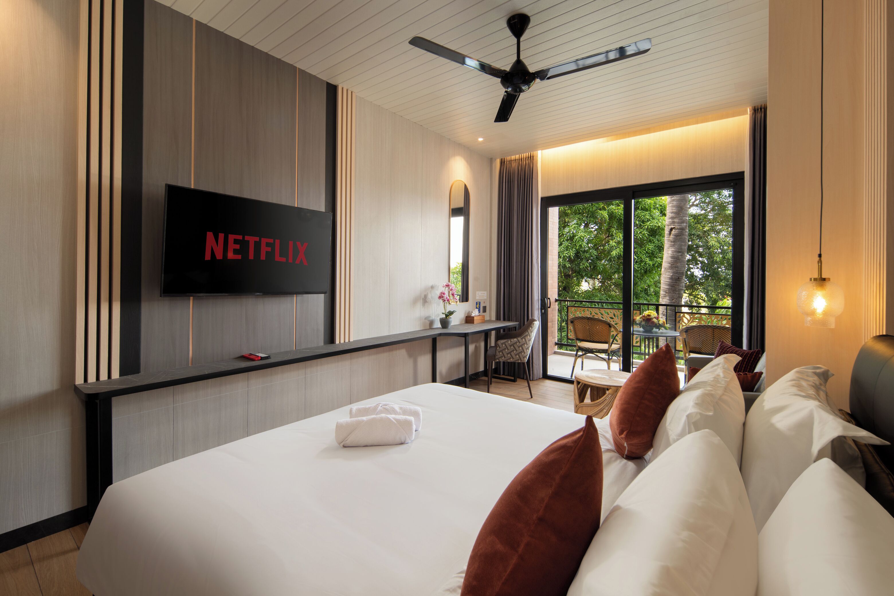 Suíte luxo, sacada, vista para o jardim | Roupas de cama premium, camas com colchões pillow-top, frigobar