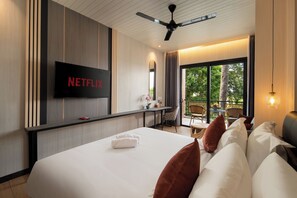 Suíte luxo, sacada, vista para o jardim | Roupas de cama premium, camas com colchões pillow-top, frigobar