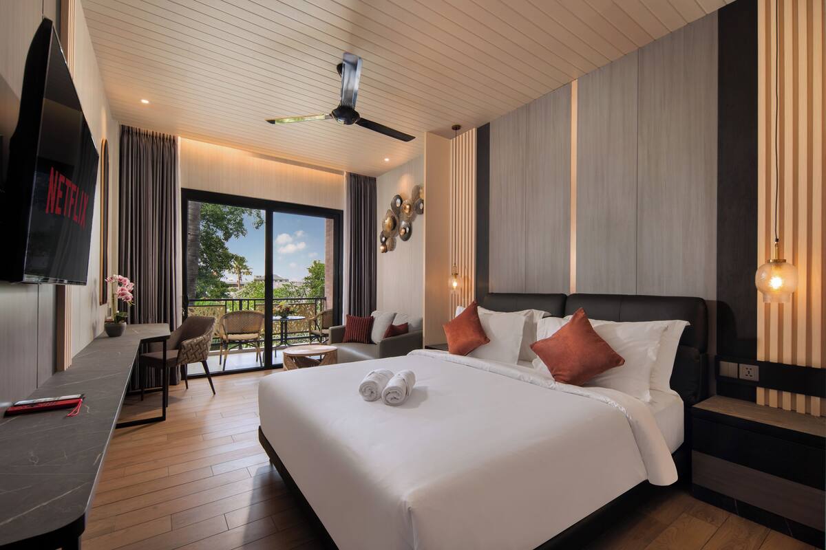 Deluxe Suite, Balcony, Garden View | In-room safe, desk, laptop workspace, soundproofing