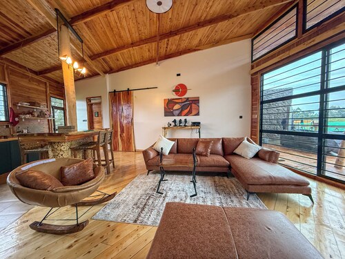 Cosy Mount Kenya Escape: Hot Tub, Fireplace, Hikes & Scenic Views