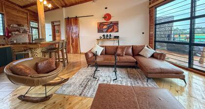 Cosy Mount Kenya Escape: Hot Tub, Fireplace, Hikes & Scenic Views