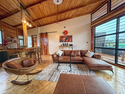 Cosy Mount Kenya Escape: Hot Tub, Fireplace, Hikes & Scenic Views