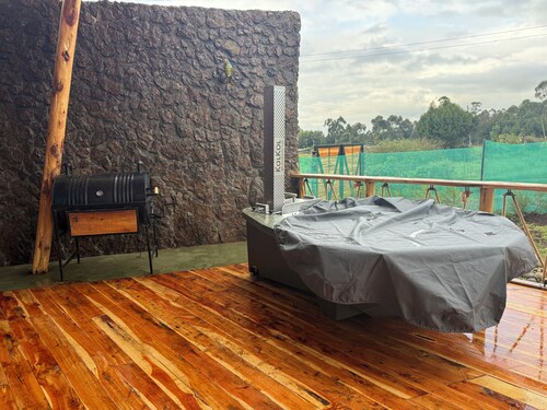 Cosy Mount Kenya Escape: Hot Tub, Fireplace, Hikes & Scenic Views