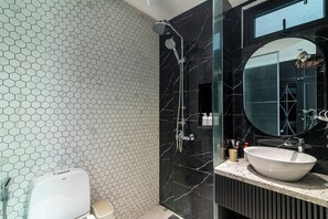 Chambre Double, balcon, vue jardin | Salle de bain | Chaussons