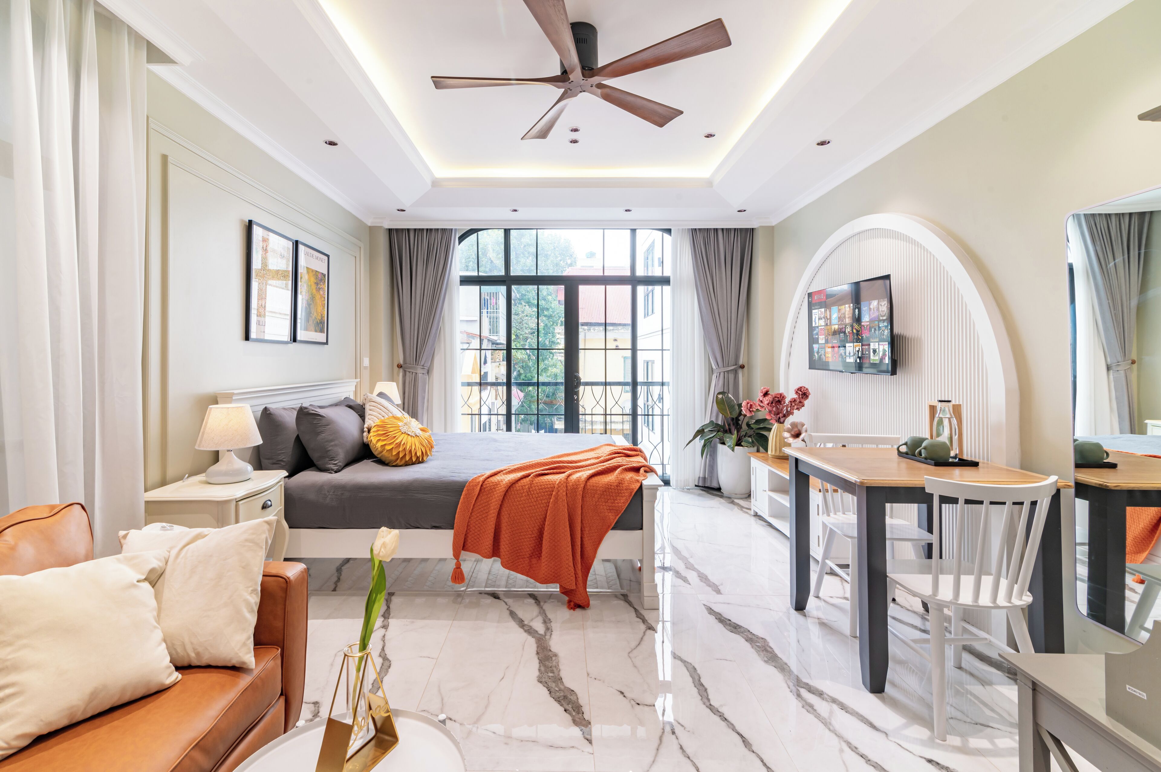 Deluxe studio, balkon, uitzicht op stad | Een strijkplank/strijkijzer, gratis wifi