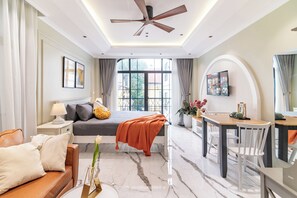 Studio Deluxe, balcon, vue ville | Fer et planche à repasser, Wi-Fi gratuit