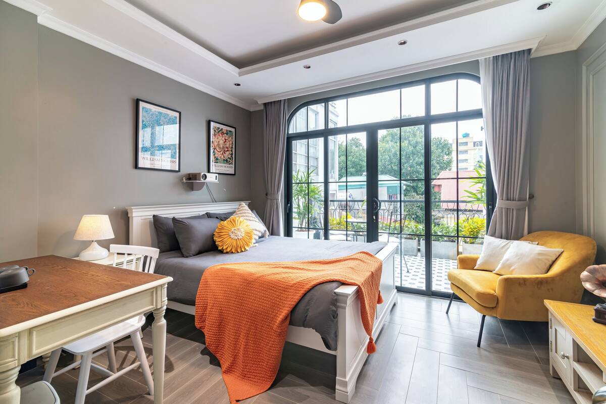 Dobbeltværelse - balkon - udsigt til have | Strygejern/strygebræt, gratis Wi-Fi