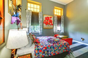 2 bedrooms, desk, iron/ironing board, travel cot - Heart of St Louis! Walkable Soulard Apt w/ Loft (St. Louis)
