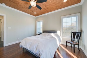 2 bedrooms, iron/ironing board, internet, bed sheets