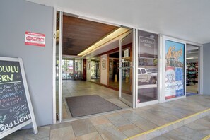 Exterior detail - Near Malls, Beaches & Honolulu Zoo: Colorful Condo (Honolulu)