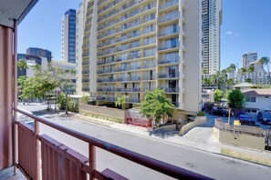 Property grounds - Near Malls, Beaches & Honolulu Zoo: Colorful Condo (Honolulu)