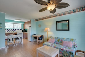 TV - Near Malls, Beaches & Honolulu Zoo: Colorful Condo (Honolulu)