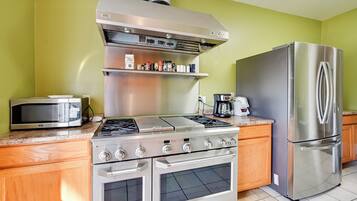 Køleskab, mikrobølgeovn, kogeplade, opvaskemaskine