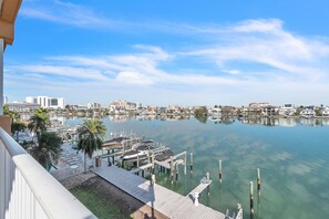 Marina - Waterfront, Short Walk to Beach, Free Parking, Hot Tub, Heated Pool ~ 305 Island Key (Clearwater)
