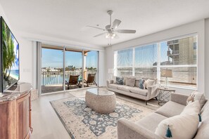 Smart TV - Waterfront, Short Walk to Beach, Free Parking, Hot Tub, Heated Pool ~ 305 Island Key (Clearwater)