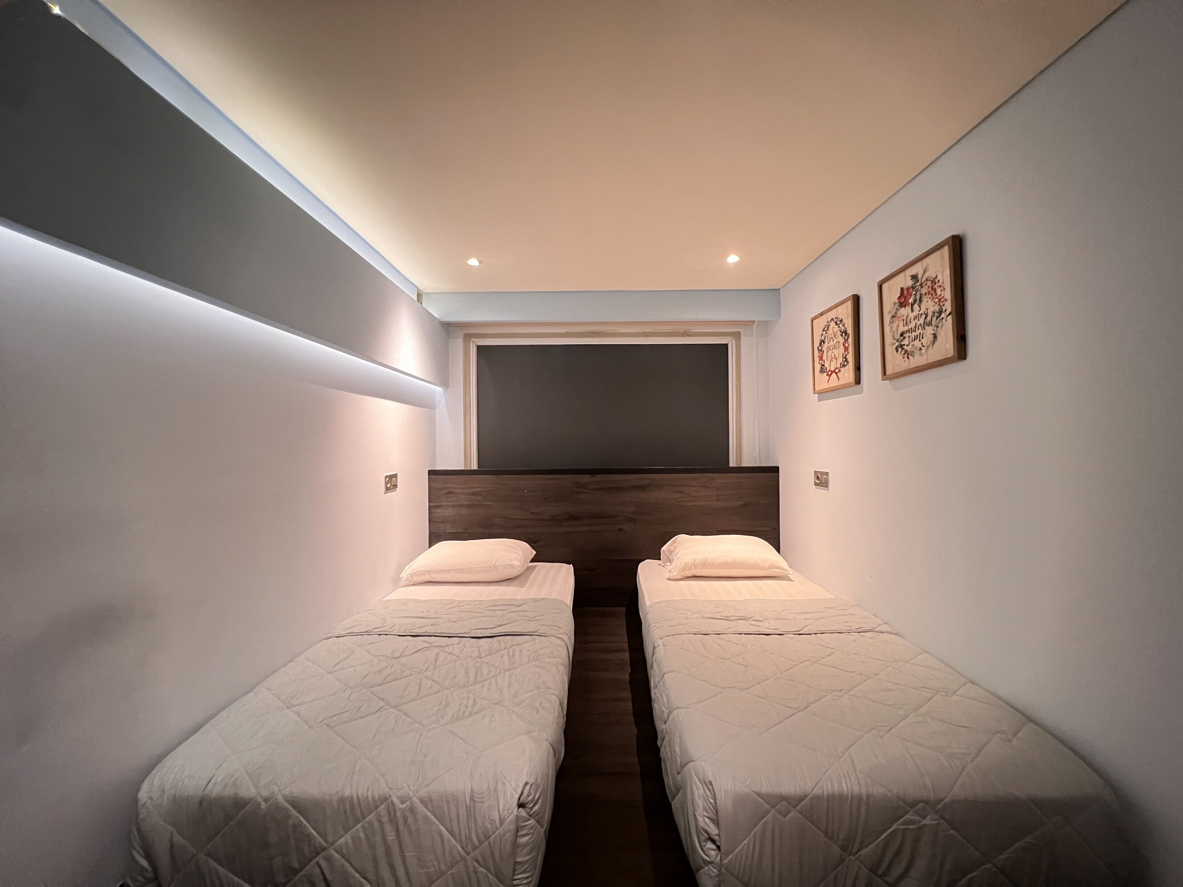 基础双床房 | 笔记本电脑工作区、免费 WiFi、床单