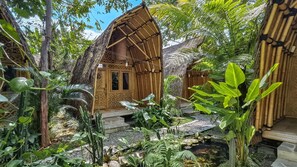 Laptop workspace, free WiFi, bed sheets - C Family Hotel (Cimahi)