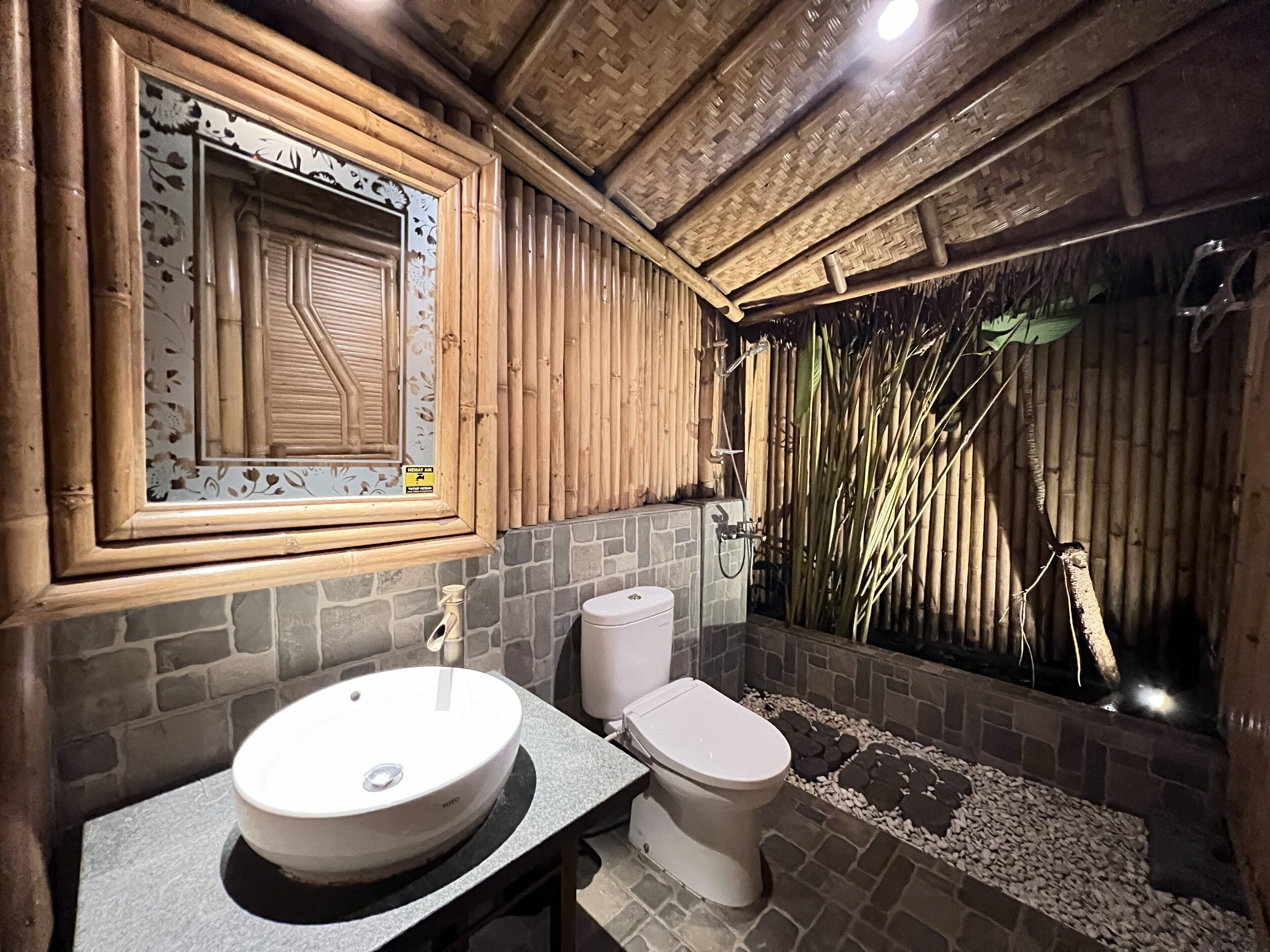 Klassieke tweepersoonskamer | Badkamer | Een douche, gratis toiletartikelen, handdoeken, zeep