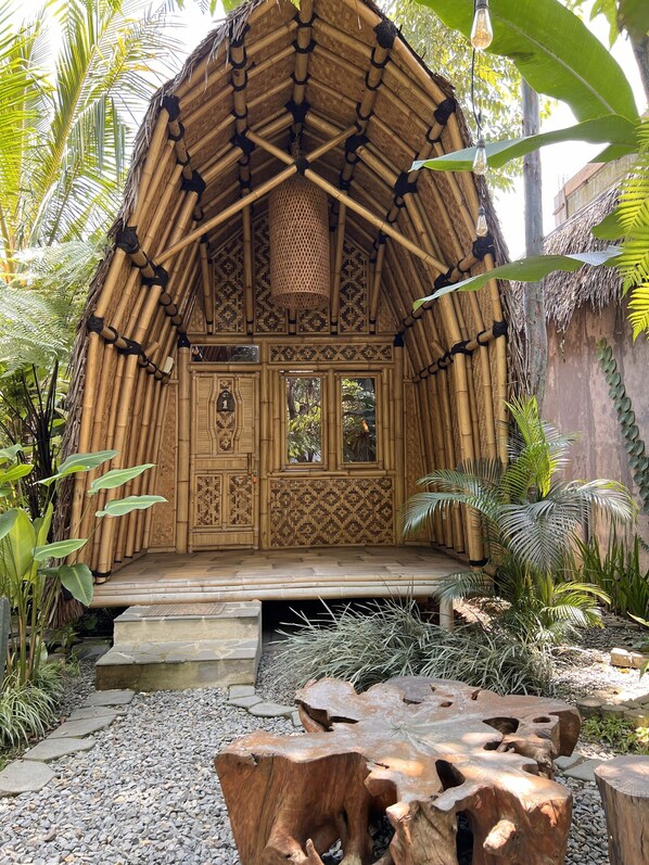 Laptop workspace, free WiFi, bed sheets - C Family Hotel (Cimahi)