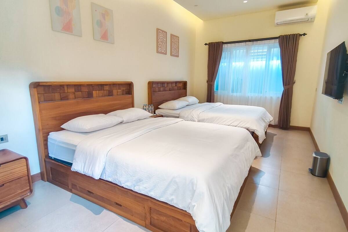 Family Double Room | Laptop workspace, free WiFi, bed sheets