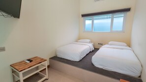 Classic Studio, 1 Twin Bed, Non Smoking | Laptop workspace, free WiFi, bed sheets