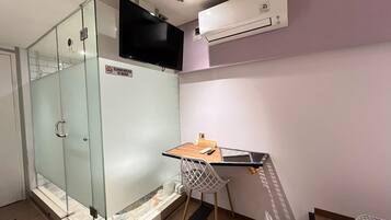 Eenvoudige tweepersoonskamer | Een laptopwerkplek, gratis wifi, beddengoed