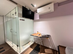 Basic Double Room | Laptop workspace, free WiFi, bed sheets