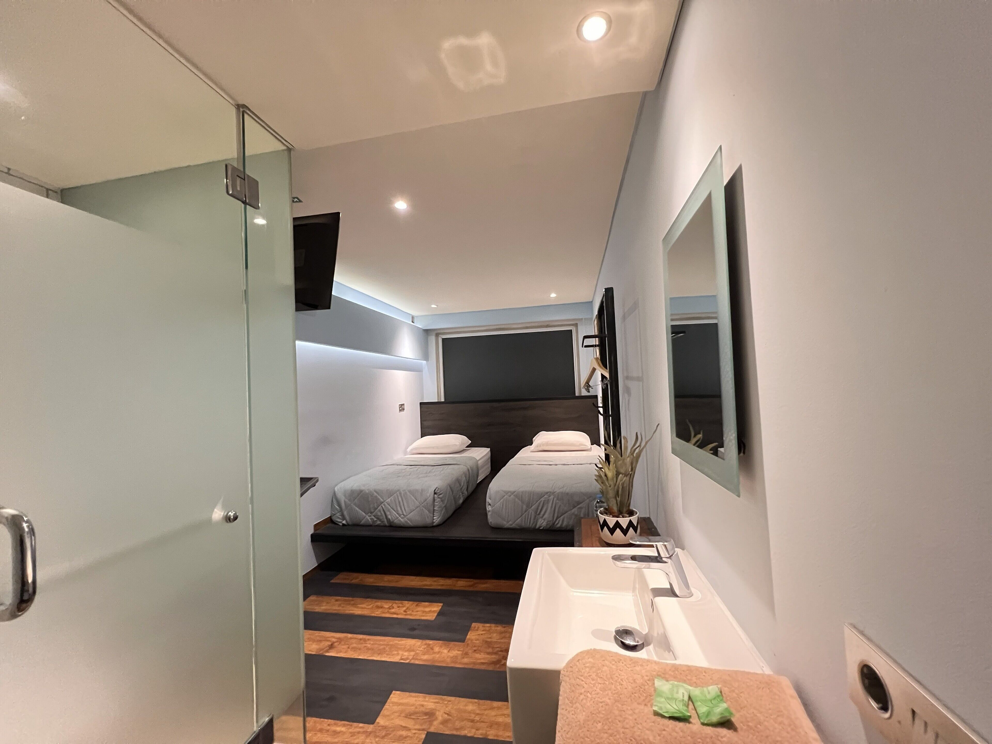 Espacio para trabajar con laptop, wifi gratis y ropa de cama 