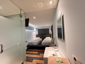 Laptop workspace, free WiFi, bed sheets - C Family Hotel (Cimahi)