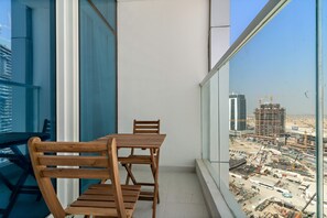 Outdoor dining - Spacious 2BR in Dubai Science Park with Private Pool (Dubai)
