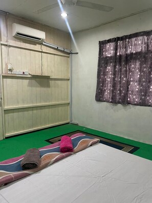 Deluxe Double Room | Free WiFi, bed sheets - OYO 91250 Roomstay Awie (Setiu)