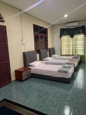 Family Double Room | Free WiFi, bed sheets - OYO 91250 Roomstay Awie (Setiu)