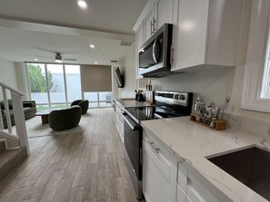 Fridge, microwave, oven, stovetop - Jade Key walking distance to Duval St (Key West)