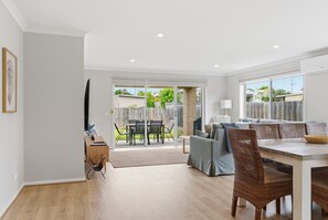 Smart TV, libros y estéreo 