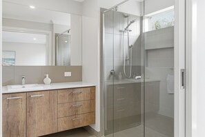 Een douche, handdoeken, zeep, shampoo