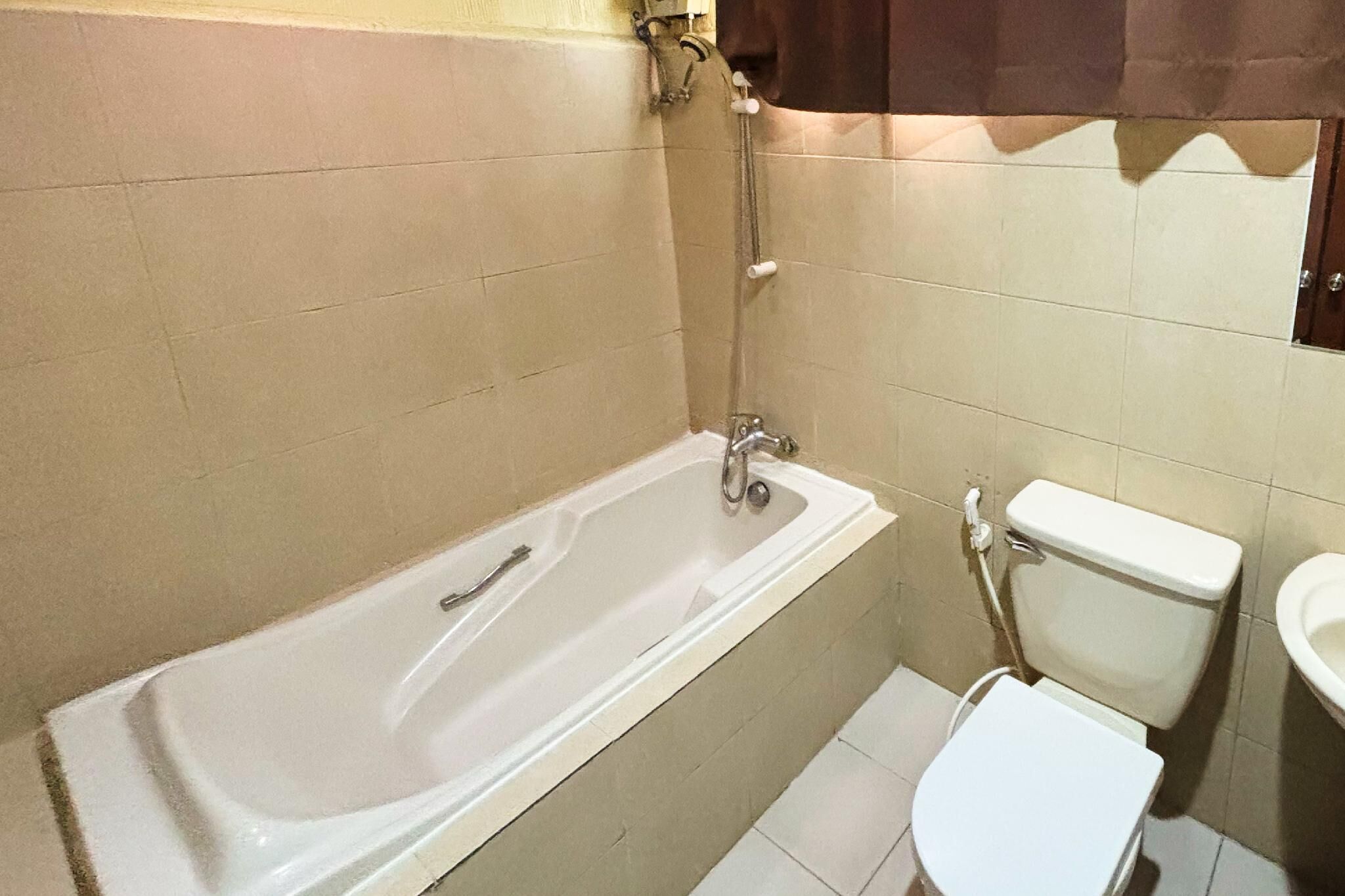 Phòng Suite Deluxe | Phòng tắm | Buồng tắm vòi sen, vòi sen phun mưa, khăn tắm, xà phòng 