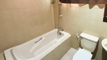 Phòng Suite Deluxe | Phòng tắm | Buồng tắm vòi sen, vòi sen phun mưa, khăn tắm, xà phòng