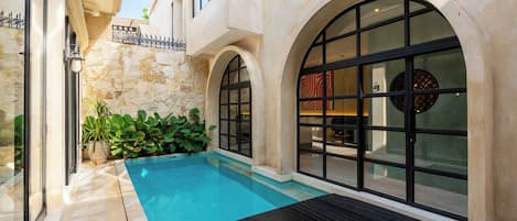 Villa familiale, vue sur la piscine | Piscine | Piscine extérieure