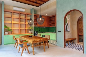 Family dining - La Jolla Canggu (Canggu)