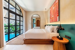 Villa familiare, vista piscina | Una scrivania, ferro/asse da stiro, Wi-Fi gratuito, lenzuola