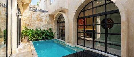 Family Villa, Pool View | Desk, iron/ironing board, free WiFi, bed sheets