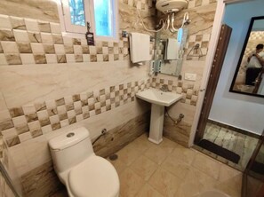 Standard Double Room | Bathroom