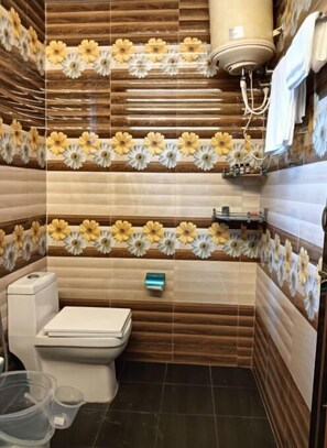 Ducha, artículos de tocador gratuitos, papel higiénico