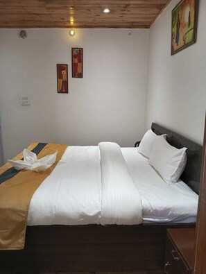 مكتب وواي فاي مجانًا وملاءات أسرّة