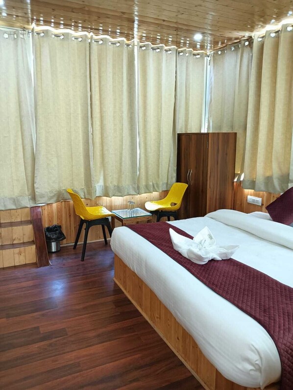 مكتب وواي فاي مجانًا وملاءات أسرّة