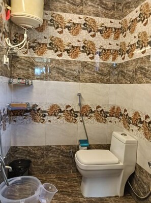 Standard-dobbeltværelse | Badeværelse | Bruser, gratis toiletartikler, Toiletpapir
